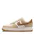 NIKE AIR FORCE 1 “MARROM & BRANCO” LXX VACHETTA TAN FLAX