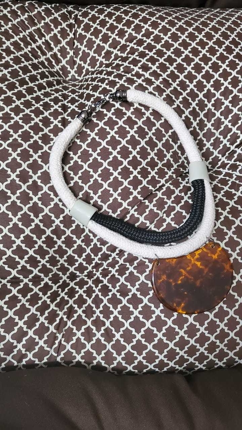 Colar em corda e acrílico