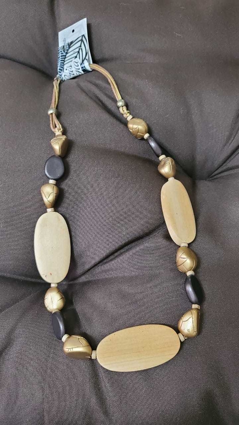 Colar Madeira e peças dourada