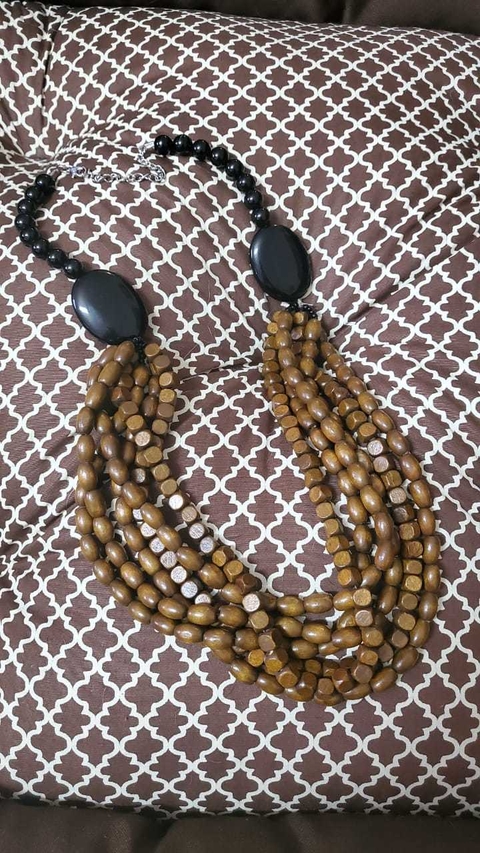 Colar Madeira e peça preta
