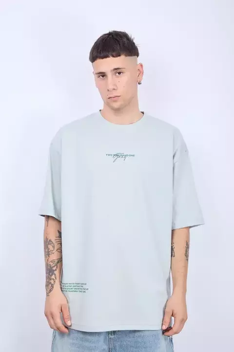 Remera Zimith Thousand celeste oversize, 100% algodón jersey 16/1 con estampa frontal a dos colores – hombre.