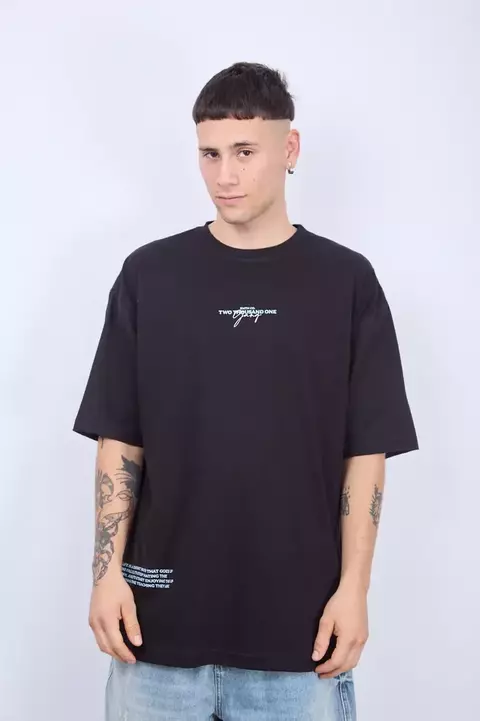 Remera Zimith Thousand negra oversize 100% algodón, vista frontal con estampa a dos colores – hombre.