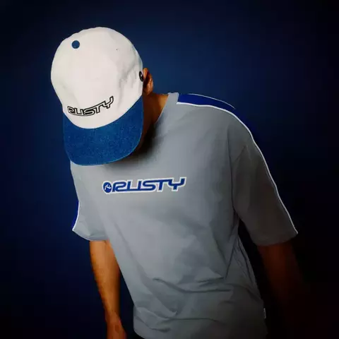 Remera Rusty edición limitada diseño Alonso, color gris jaspe, estampa frontal 3D, algodón peinado