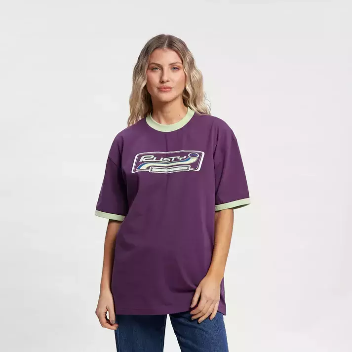 REMERA PURPLE BOARDING PASS OVERSIZE