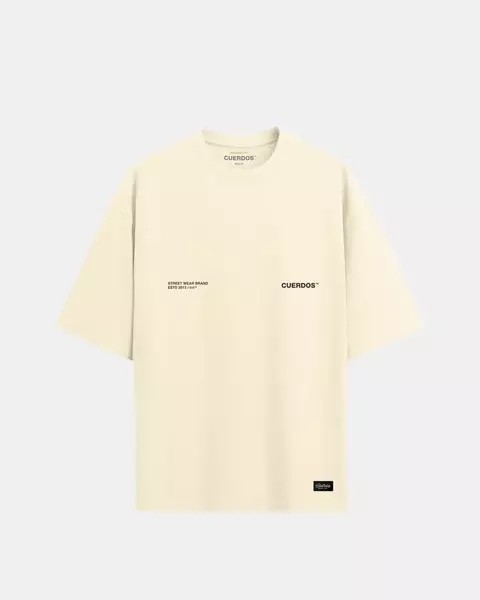 "Remera oversize CUERDOS color crudo relaxed fit con estampa frontal"