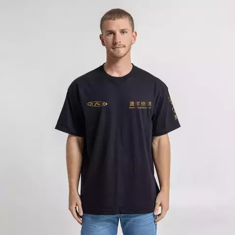 Vista frontal de remera Rusty negra oversize con logo shimmer dorado en el pecho