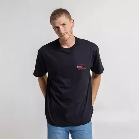 Hombre usando remera Surf Contest HB negra vista frontal, calce oversize.
