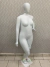 Manequim de Plástico Branco Adulto Feminino Plusize Com Pose e Com 3 Braços
