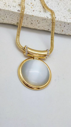 Colar Com Pingente Pedra Olho de Gato Com Detalhes Cravejados