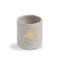 Copo de café de cerâmica com estampa de abelha em fundo claro.