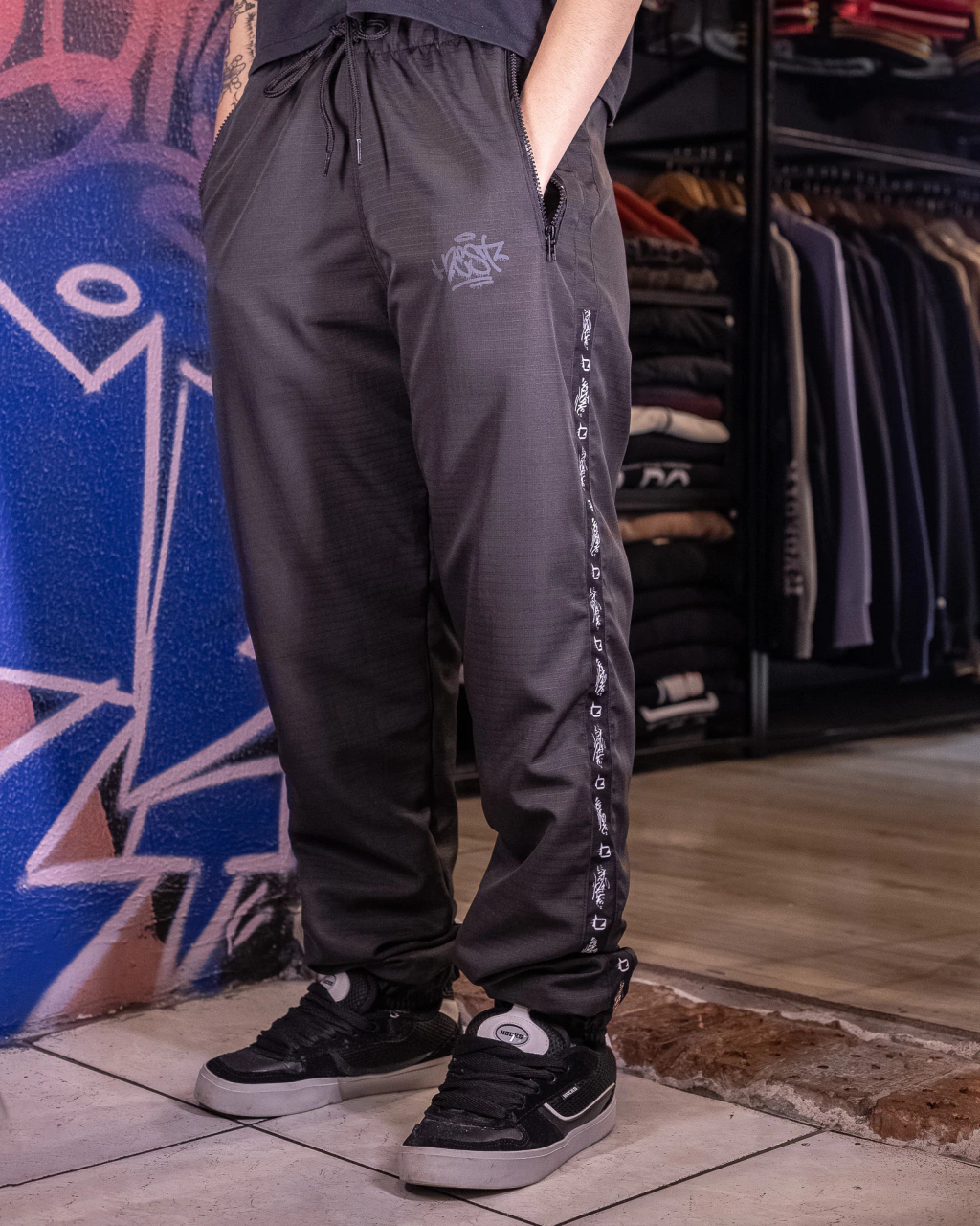 CALÇA CORTA VENTO NEST PANOS x VEIZ ALL BLACK - NERE014