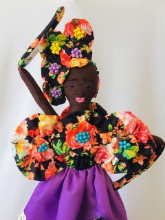 Boneca Artesanal Sinhá Negra Flor - comprar online