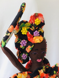 Boneca Artesanal Sinhá Negra Flor - Bendito Fruto
