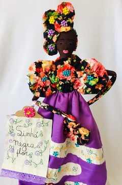 Boneca Artesanal Sinhá Negra Flor - Bendito Fruto
