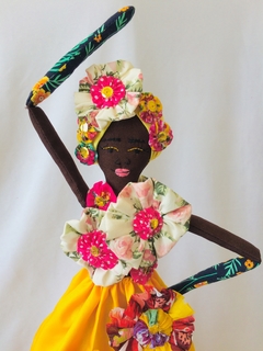 Boneca Artesanal Sinhá Crioula Dourada - comprar online