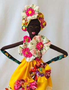 Boneca Artesanal Sinhá Crioula Dourada - comprar online