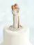 Topo de bolo rústico com casal se abraçando, ideal para casamentos.