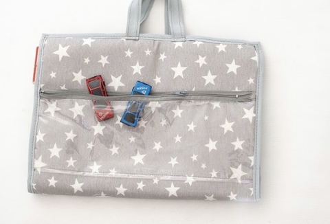 Pista de autos, valija, libros sensoriales Kiwi