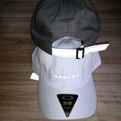 BONÉ OAKLEY REFLETIVO