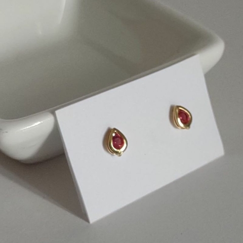 Brinco gotinha zircônia pink banhado a ouro