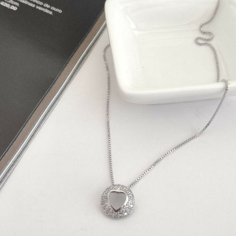 Colar pingente coração cravejado banhado ródio branco