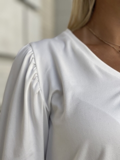 Art. 7165 (cuello “V”) frunces, modal SOFT BLANCO en internet