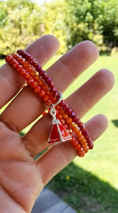 Imagen de Trío de pulseras de cristal de roca con dije carpa/hoja monstera
