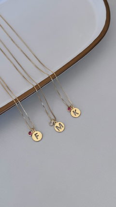 Colar Medalha Letra