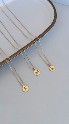 Colar Medalha Letra - comprar online