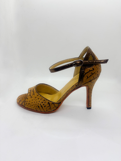 Modelo Renatta tostado estamp