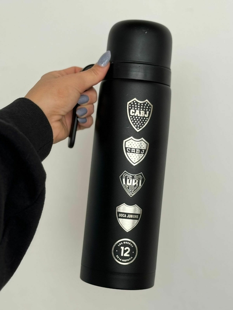 TERMO MEDIA MANIJA 1 LITRO PICO MATERO NEGRO GRABADO RIVER/BOCA