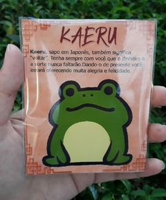 Ímã de Geladeira Decorativo Sapo Kaeru Sapinho da Sorte 8,5x10,5 cm