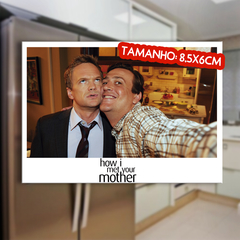 Ímã de Geladeira How I Met Your Mother Barney e Marshall Selfie 8,5x6cm