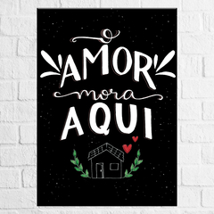 Placa Decorativa "O amor mora aqui"