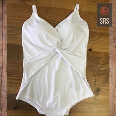 Body branco com detalhe frontal de nó