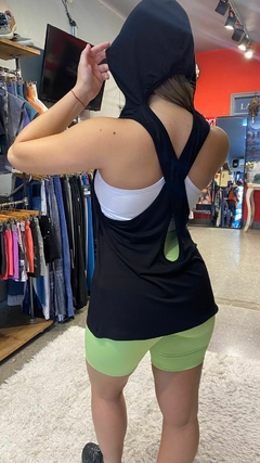 Musculosa Con Capucha Andreina - comprar online