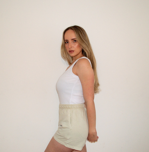 SHORT ESSENTIAL AREIA