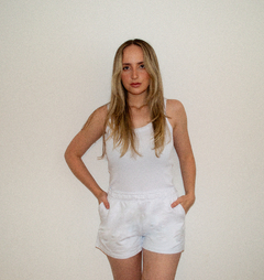 SHORT ESSENTIAL BRANCO na internet