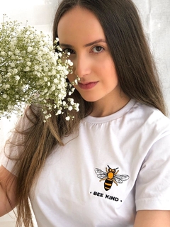 Camiseta bordada BEE KIND - comprar online