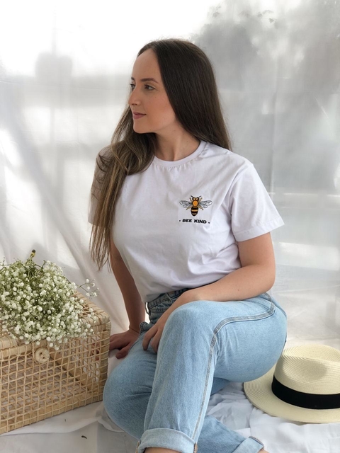 Camiseta bordada BEE KIND