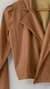 Chaqueta marrón en internet