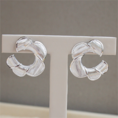 Brinco flor ondas ouro branco (Br3406) - comprar online