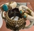 Bracelete com detalhes em metal dourado e resina turq - comprar online