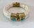Bracelete com detalhes em metal dourado e resina turq