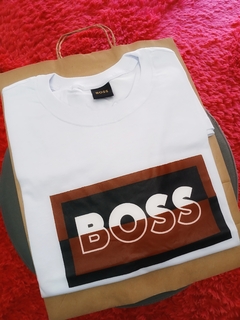 Camiseta BOSS Premium Griff – Branca | Estilo Único
