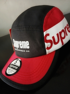 Boné Street Wear com recortes em vermelho, preto e branco – Caimento Único - comprar online
