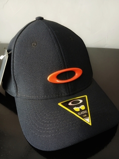 Boné Preto Fechado Detalhe Exclusivo em Metal Premium.