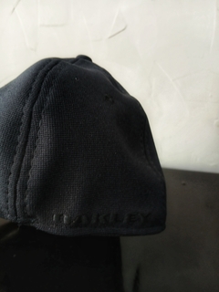 Boné Preto Fechado Detalhe Exclusivo em Metal Premium. - comprar online