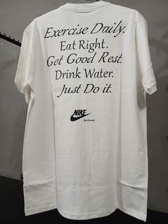 Camiseta Creme Clara Estampa Cor Preta Neutra Nike Linda