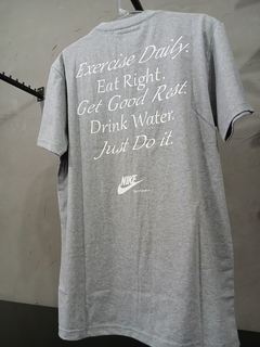 Camiseta Cinza Clara Estampa Cor Branca Neutra Nike Linda